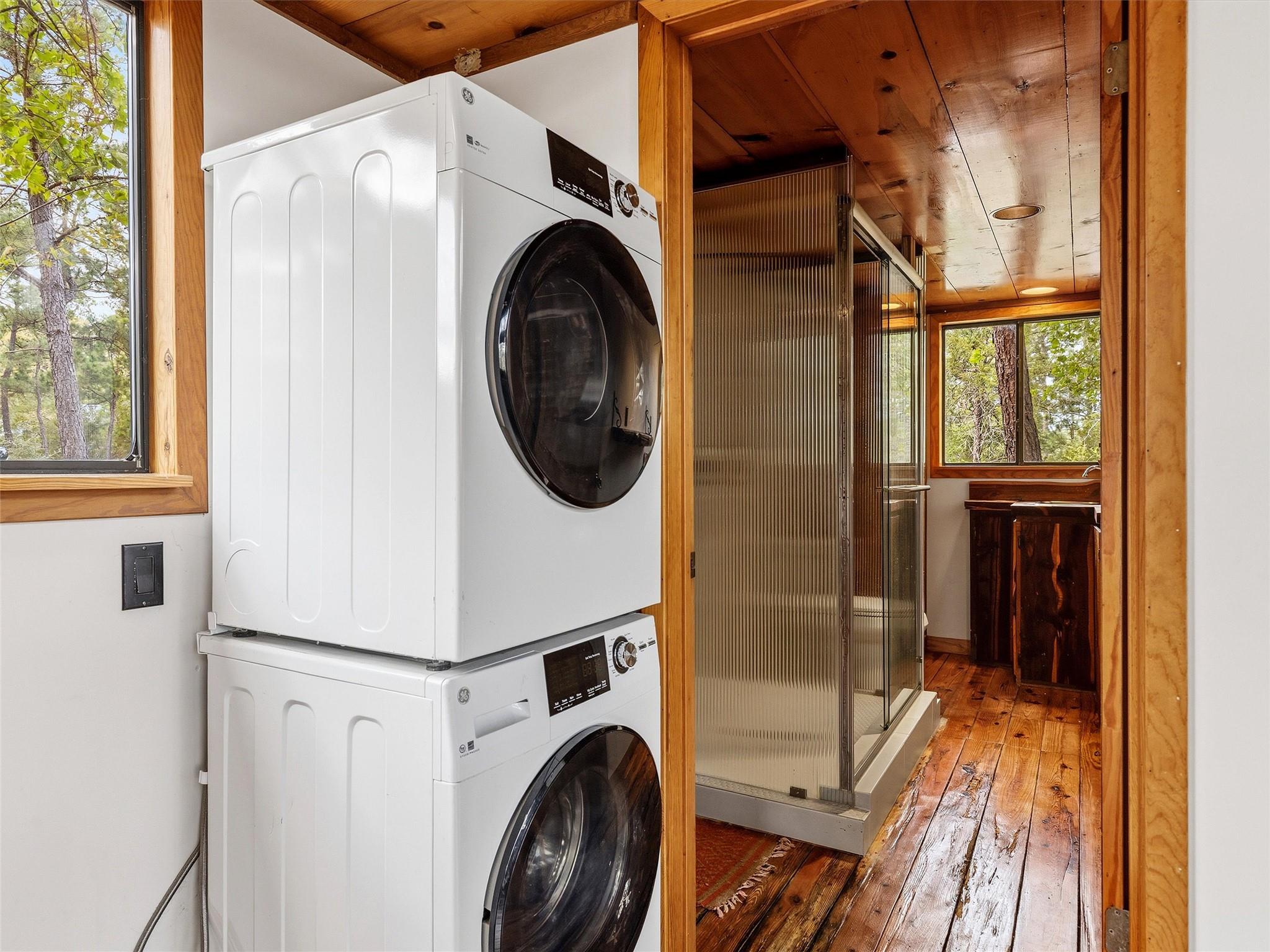 215 Lakeview Dr, Smithville, TX 78957