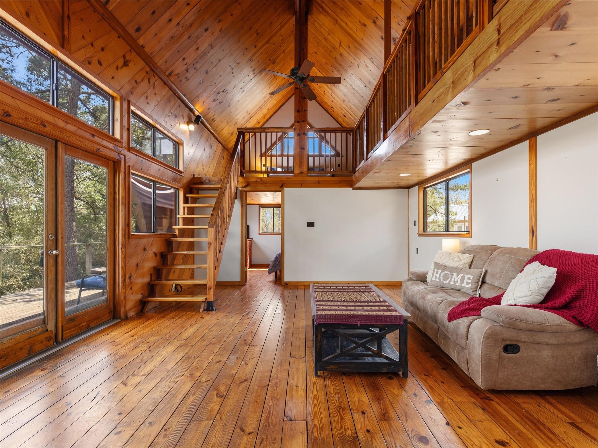 215 Lakeview Dr, Smithville, TX 78957