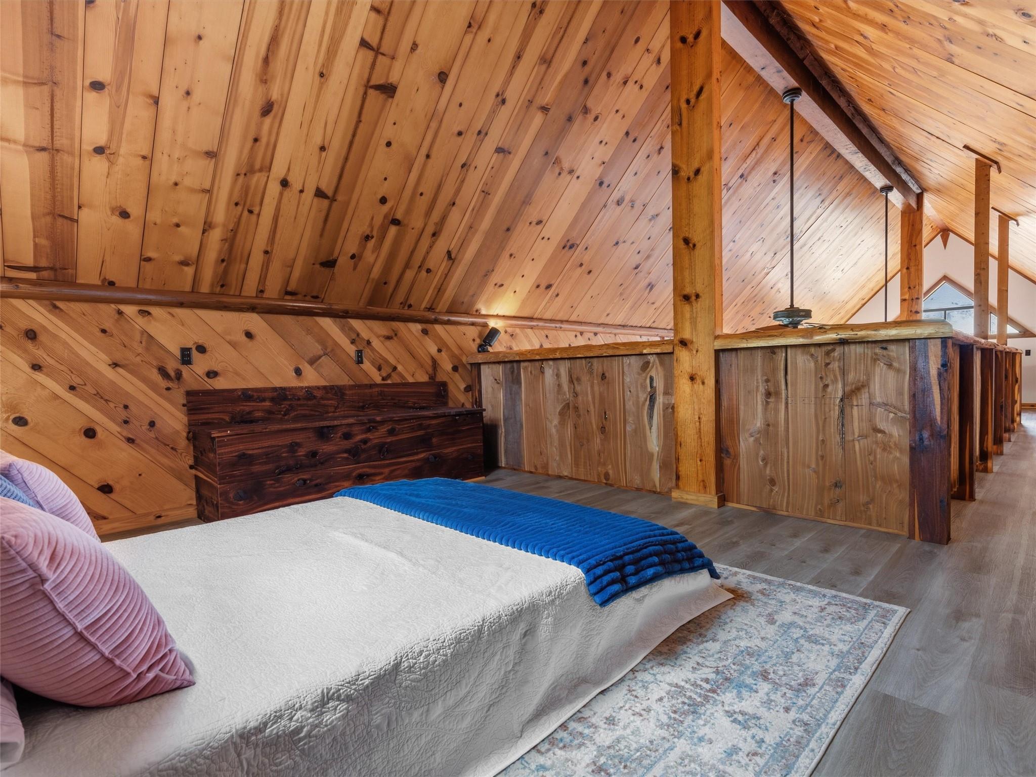 215 Lakeview Dr, Smithville, TX 78957