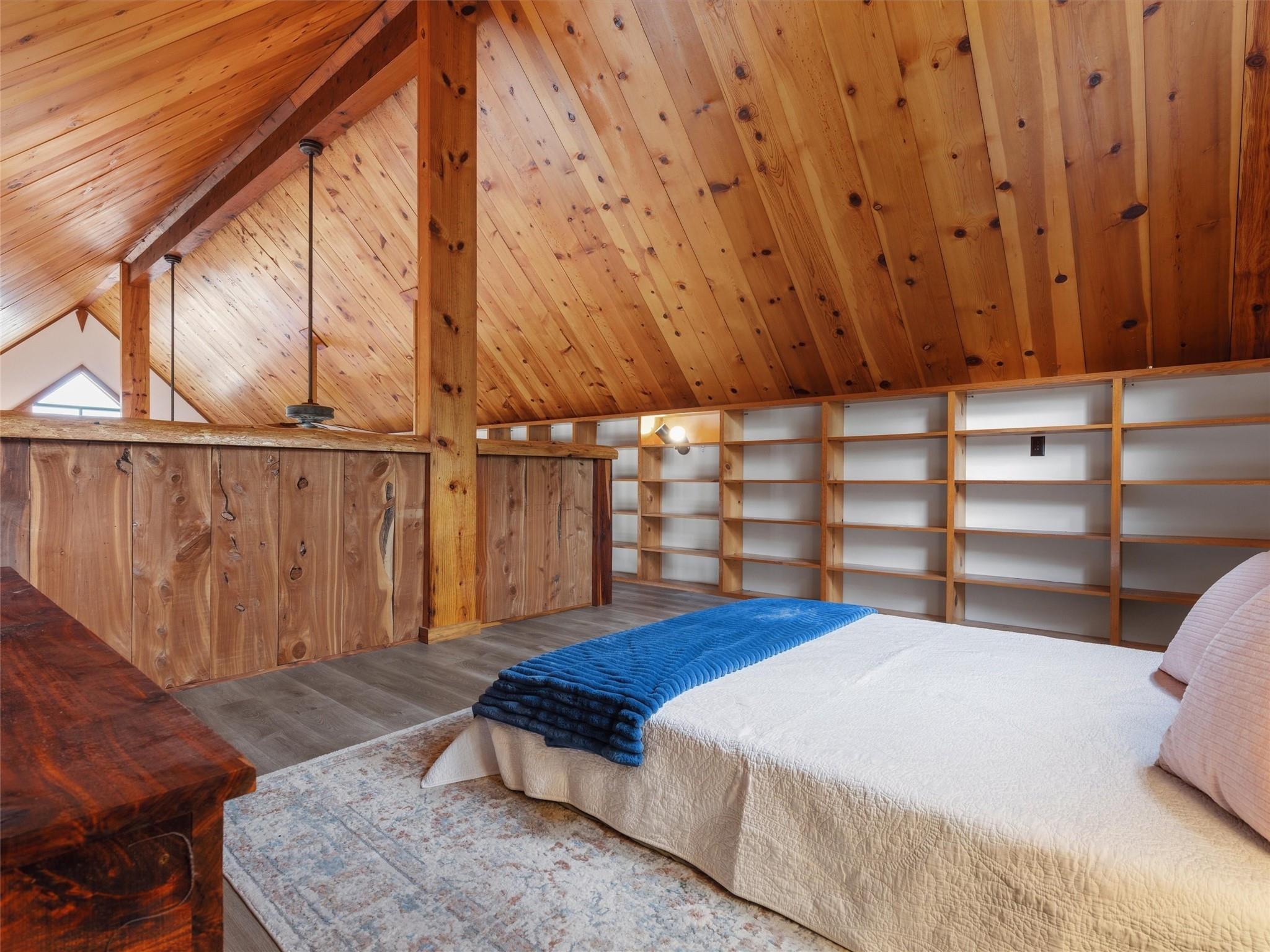 215 Lakeview Dr, Smithville, TX 78957