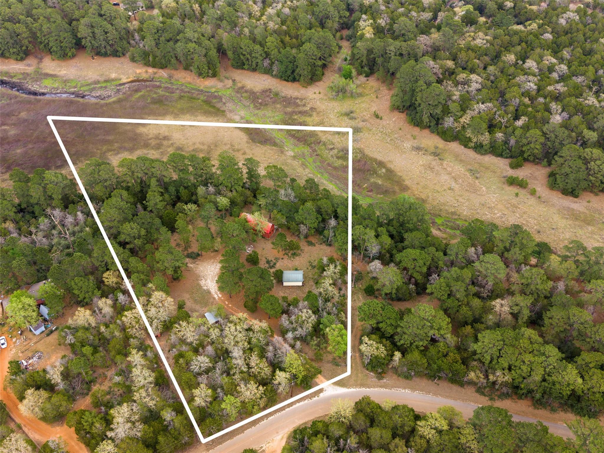 215 Lakeview Dr, Smithville, TX 78957