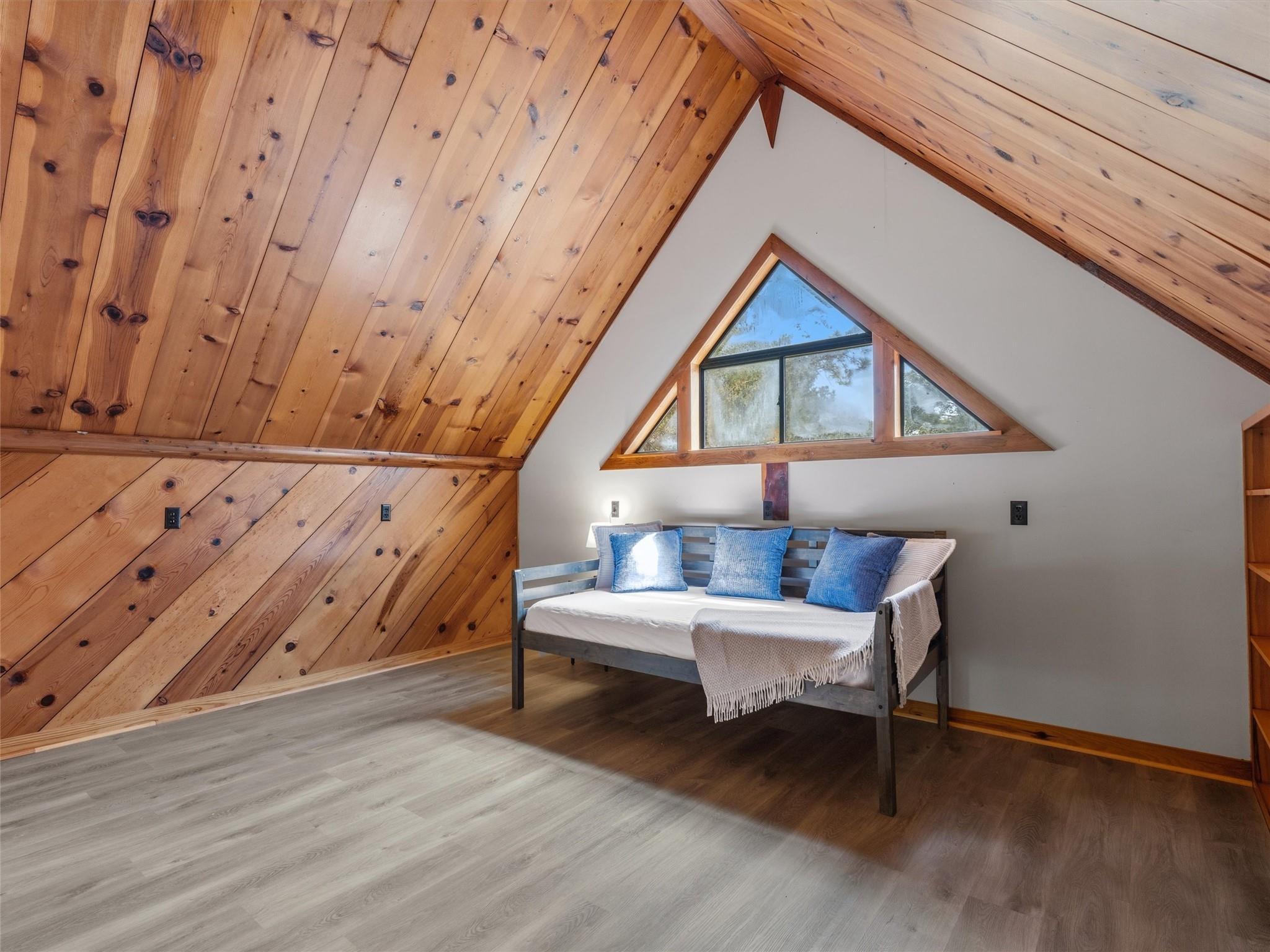 215 Lakeview Dr, Smithville, TX 78957