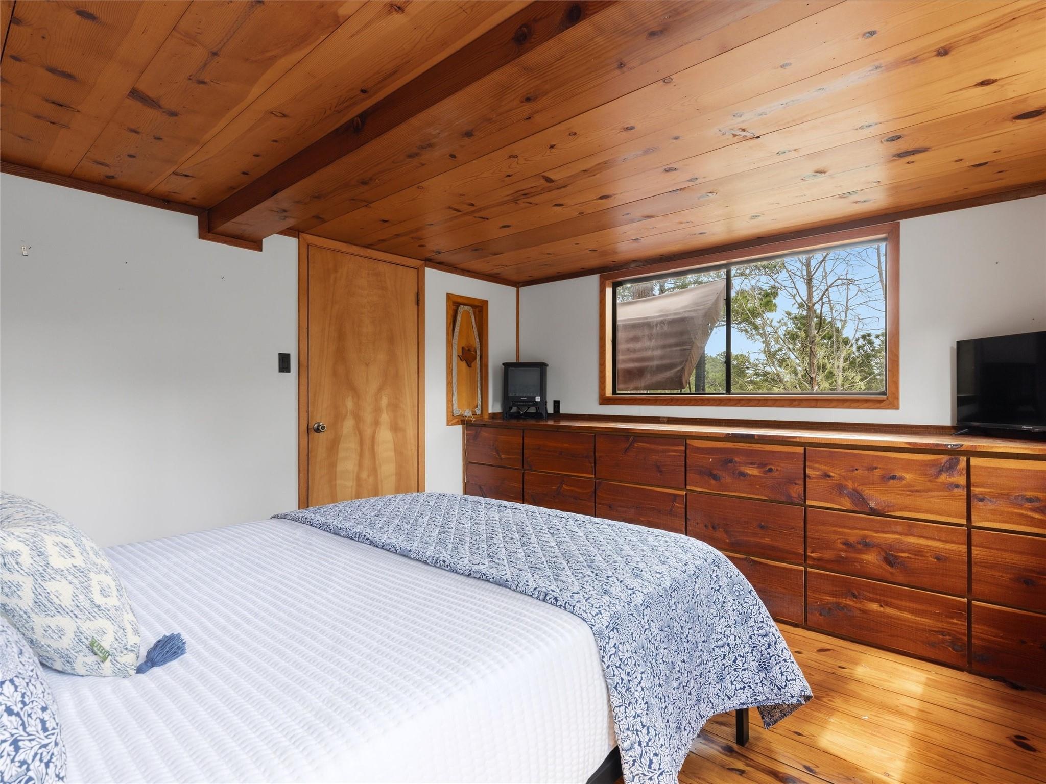 215 Lakeview Dr, Smithville, TX 78957