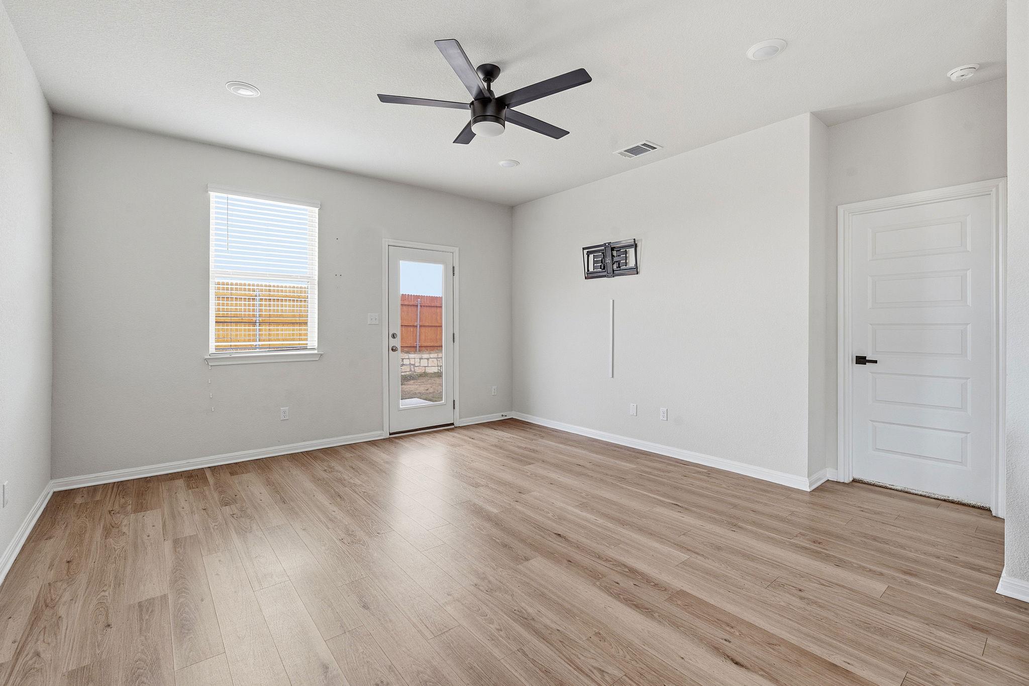 323 Tolo Dr, Elgin, TX 78621