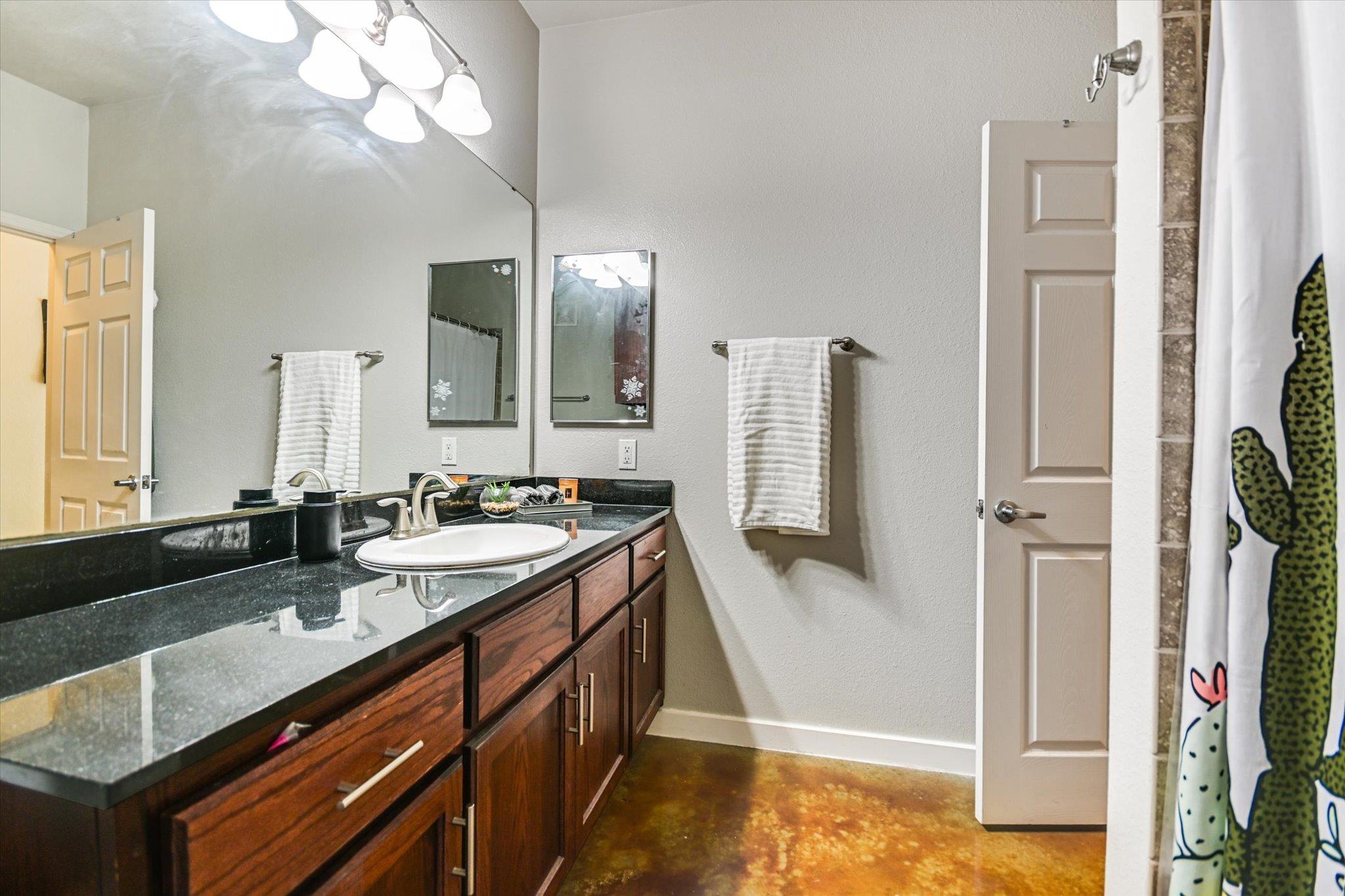 910 W 25th St # 206, Austin, TX 78705