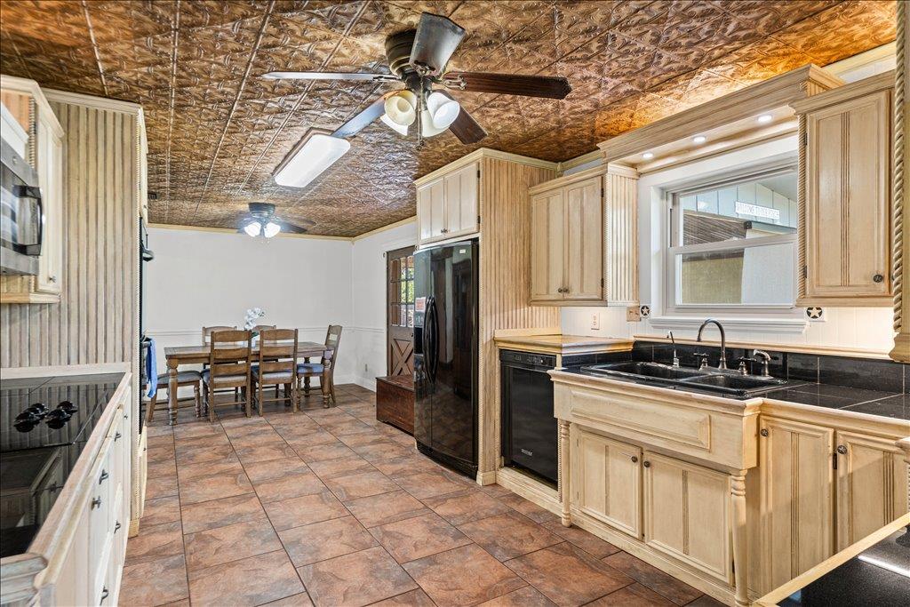 2421 Post Oak Rd, Webberville, TX 78653
