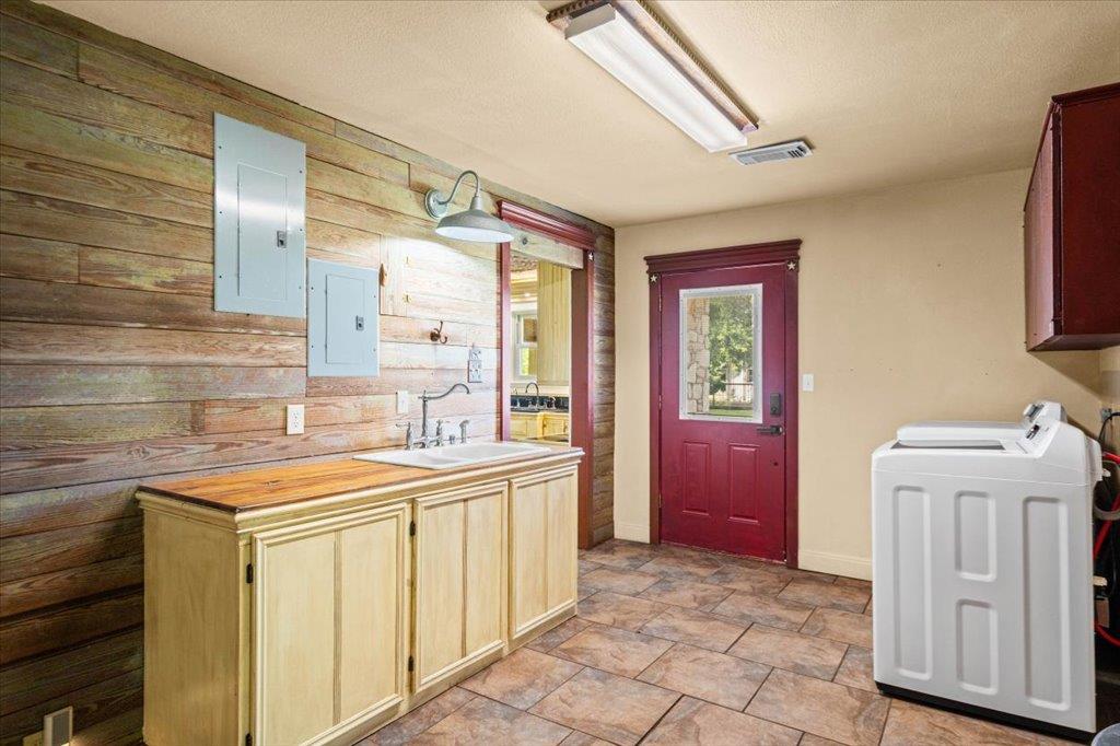 2421 Post Oak Rd, Webberville, TX 78653