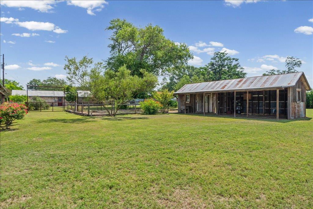 2421 Post Oak Rd, Webberville, TX 78653