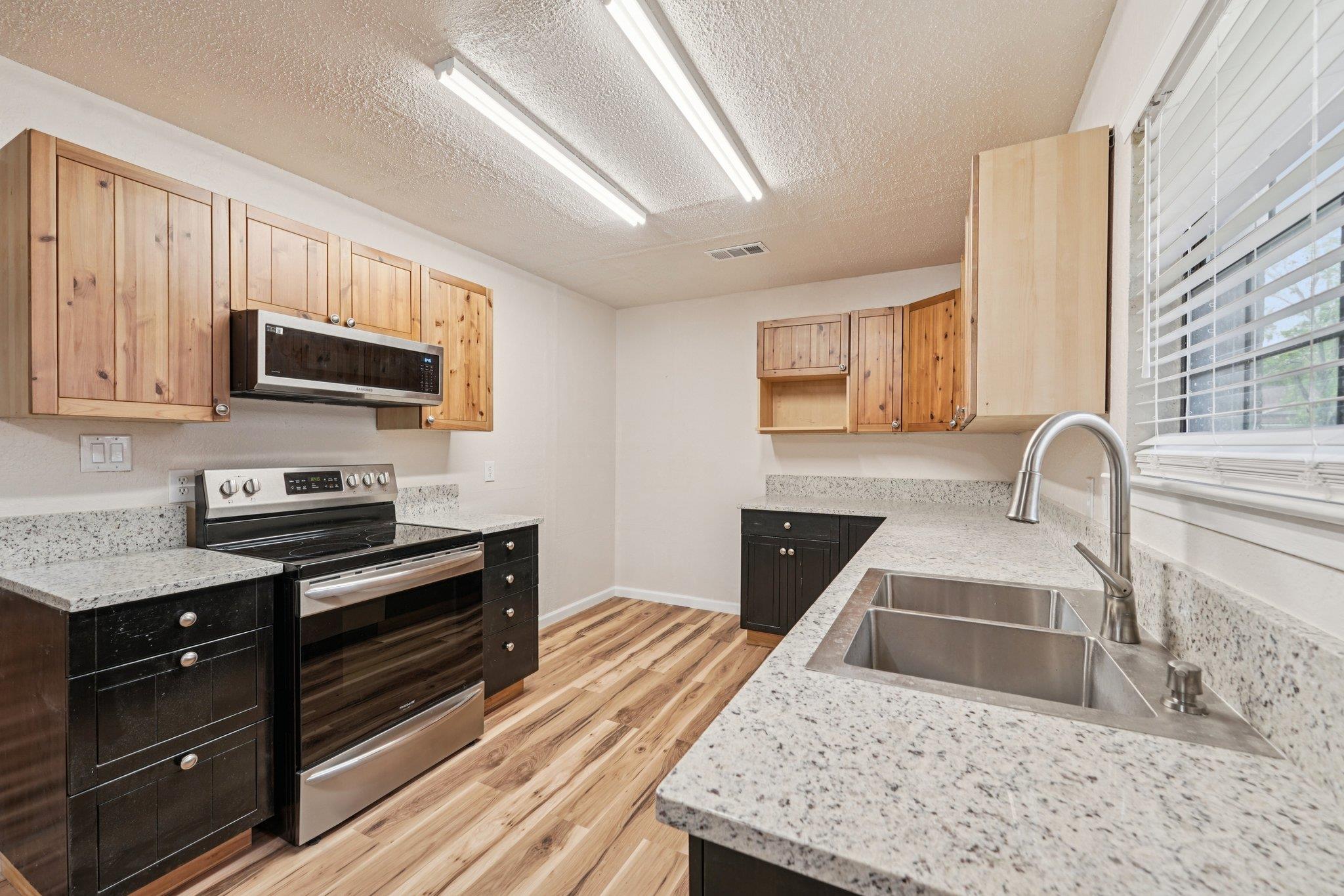 1800 Cedarlawn St, Taylor, TX 76574