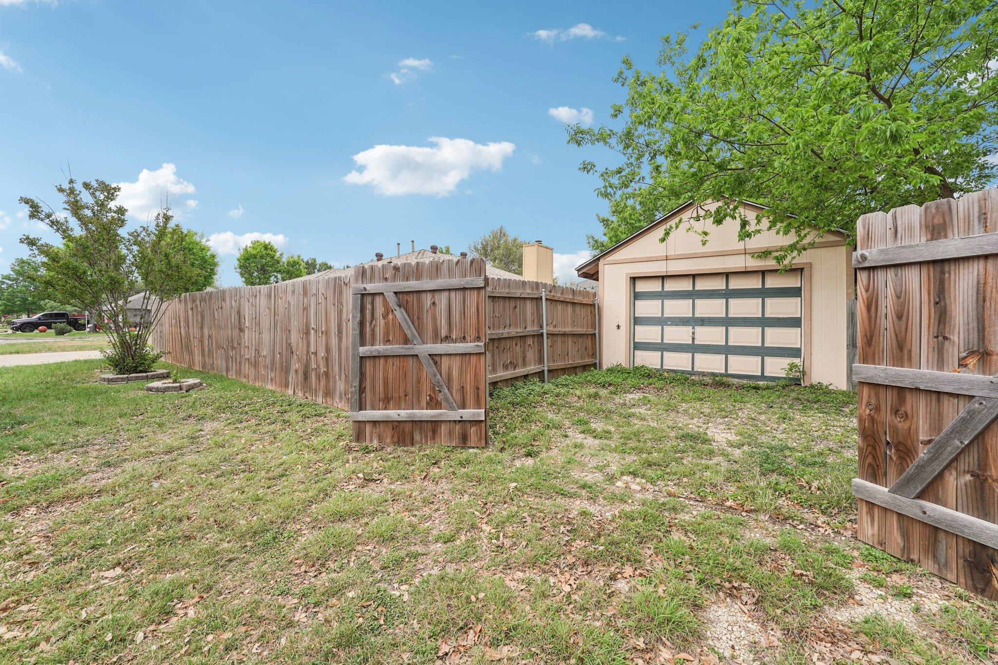 1800 Cedarlawn St, Taylor, TX 76574