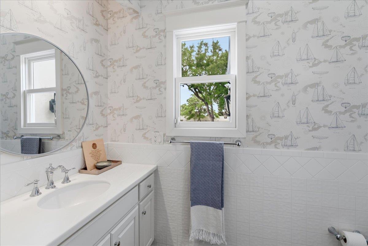 829 Kings Point Dr, Canyon Lake, TX 78133