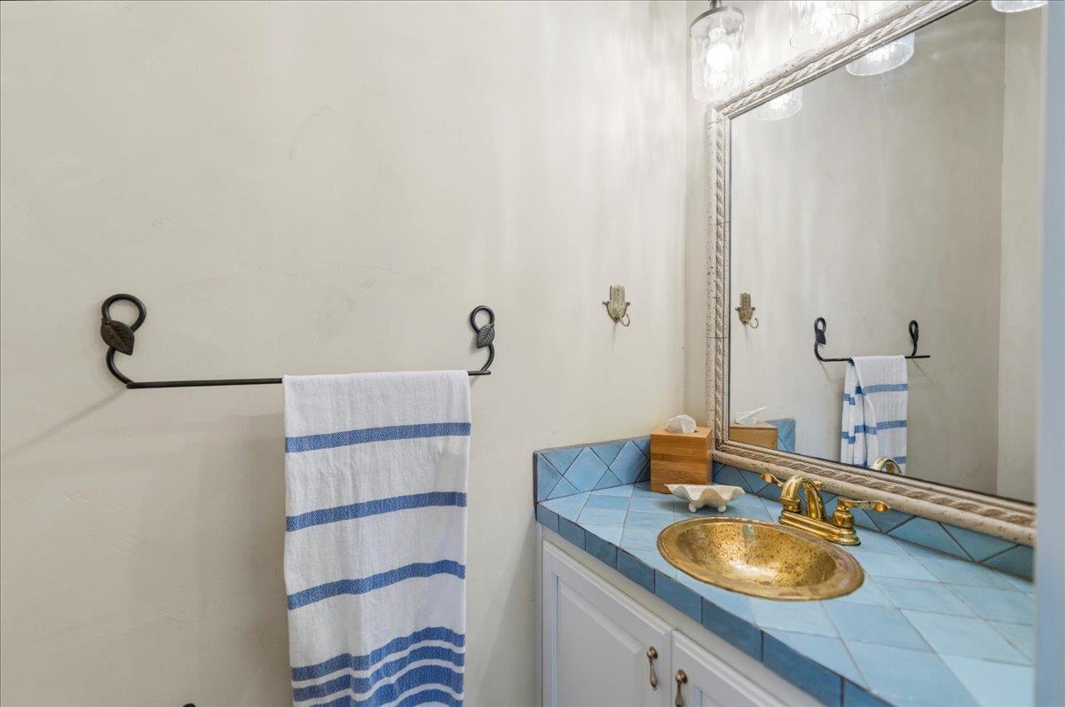 829 Kings Point Dr, Canyon Lake, TX 78133