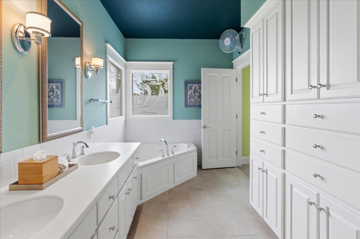 829 Kings Point Dr, Canyon Lake, TX 78133