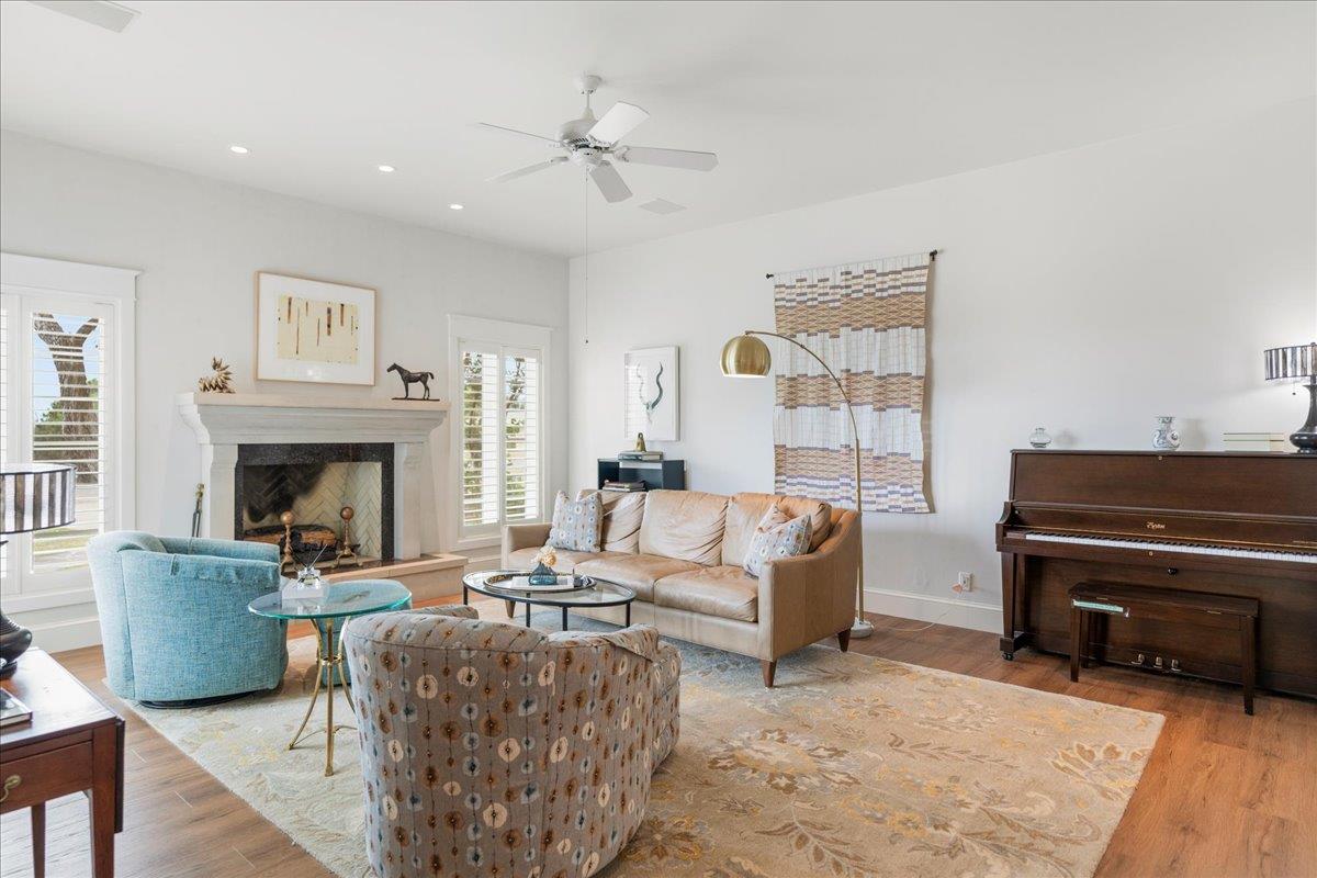 829 Kings Point Dr, Canyon Lake, TX 78133