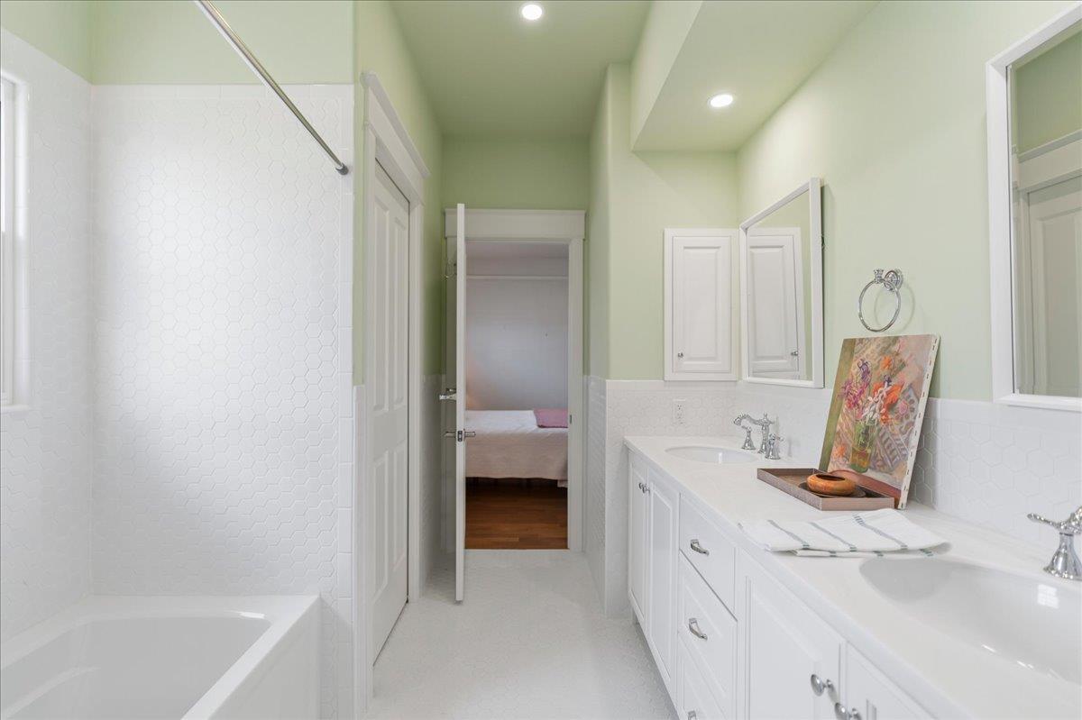 829 Kings Point Dr, Canyon Lake, TX 78133