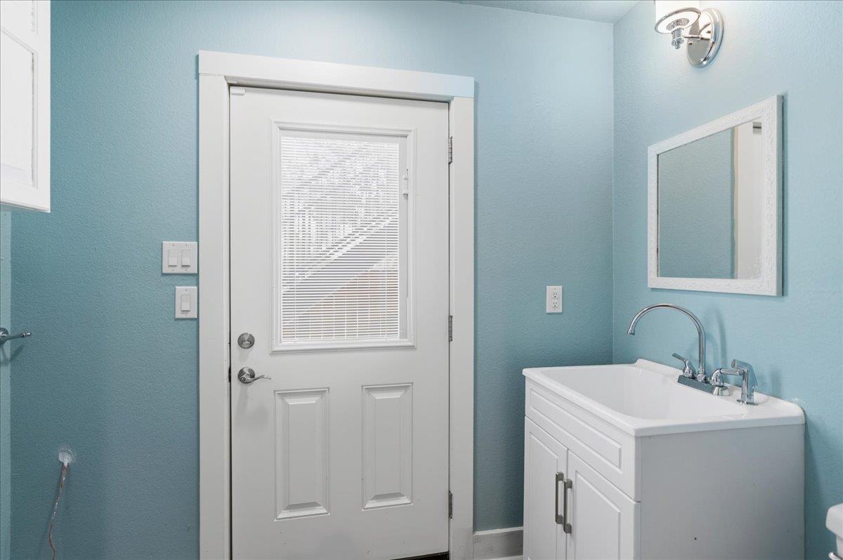 829 Kings Point Dr, Canyon Lake, TX 78133