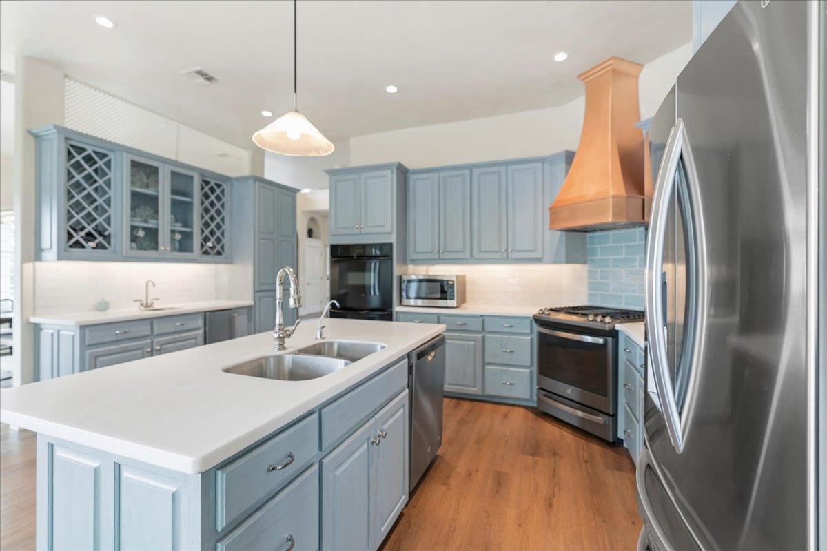 829 Kings Point Dr, Canyon Lake, TX 78133