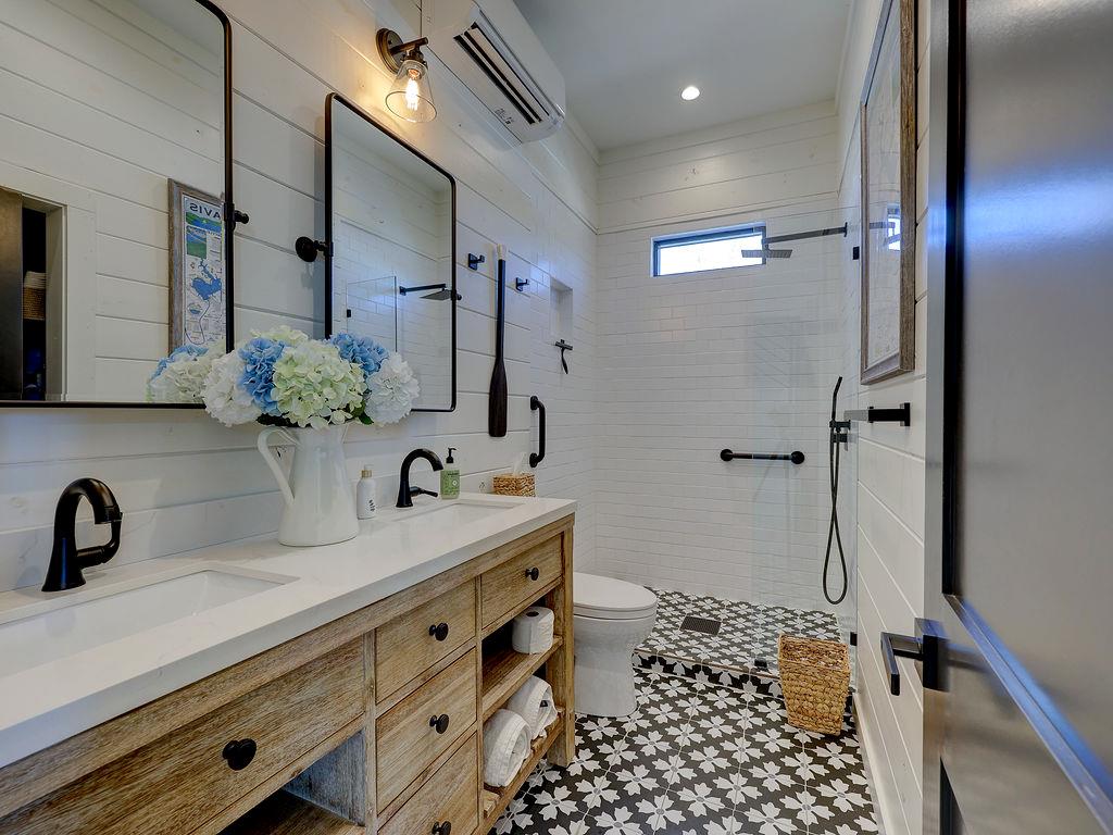 22516 Felicia Dr, Spicewood, TX 78669