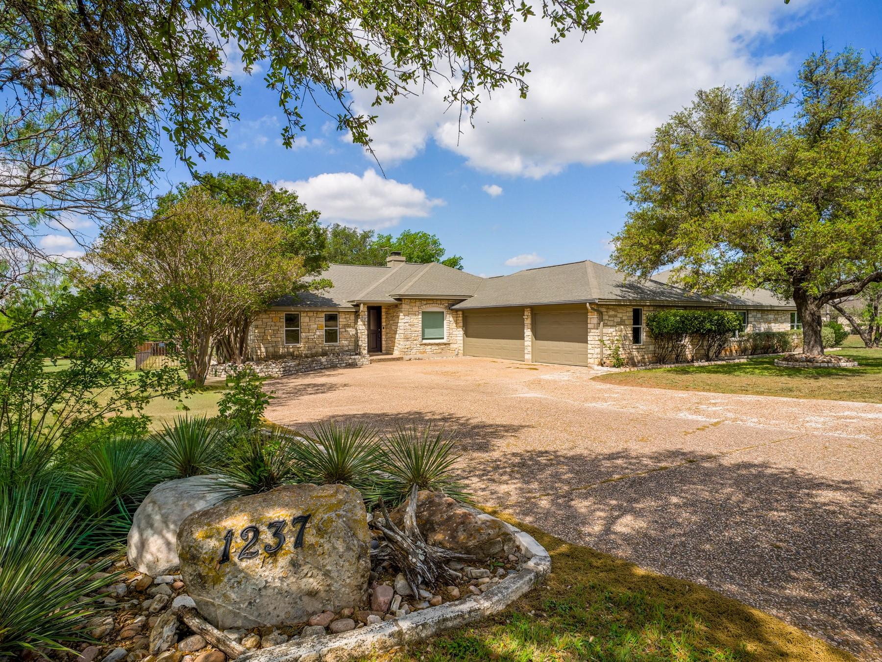 1237 Ridge Harbor Dr, Spicewood, TX 78669