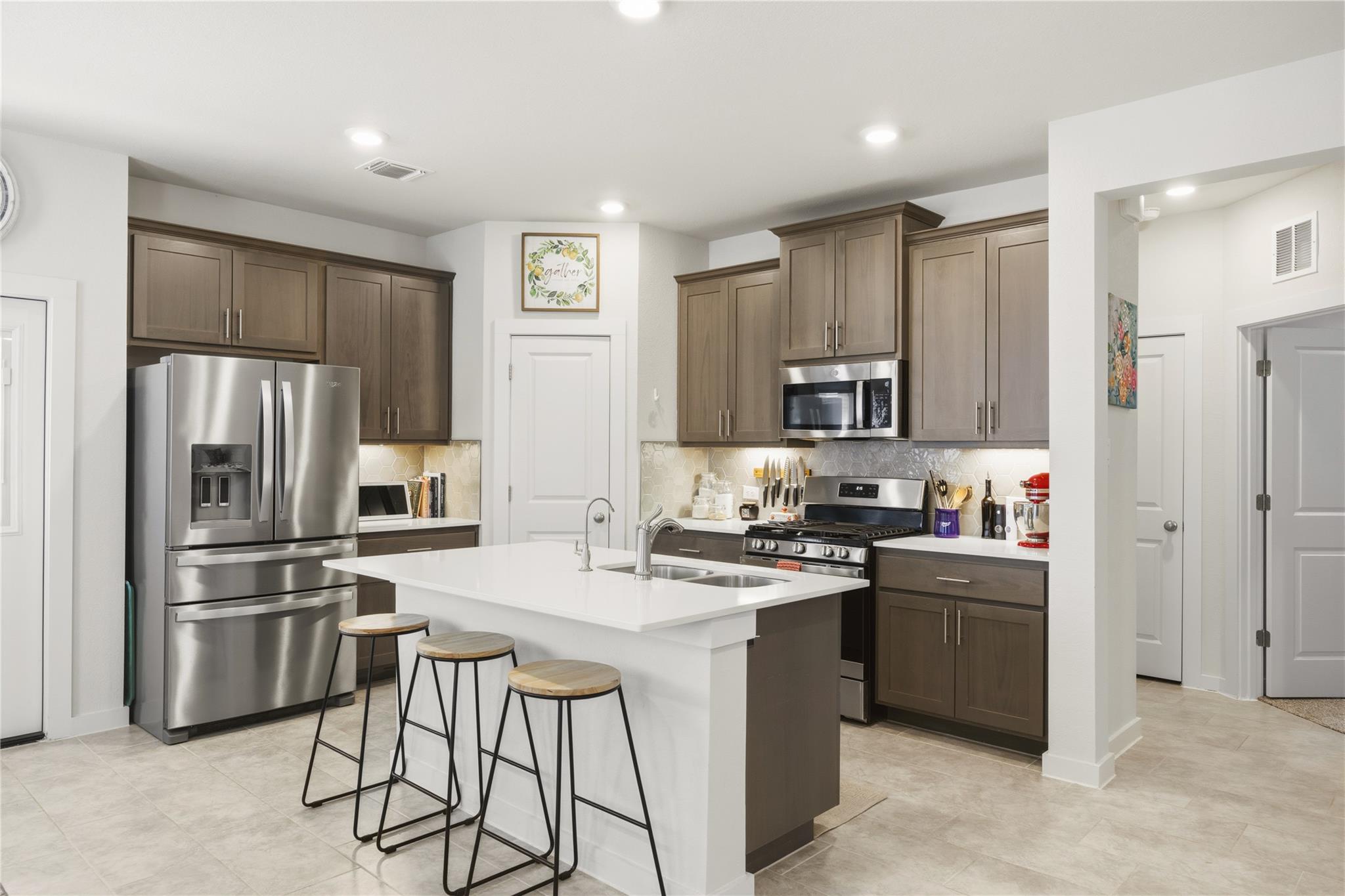 514 Clearlake Dr, Hutto, TX 78634