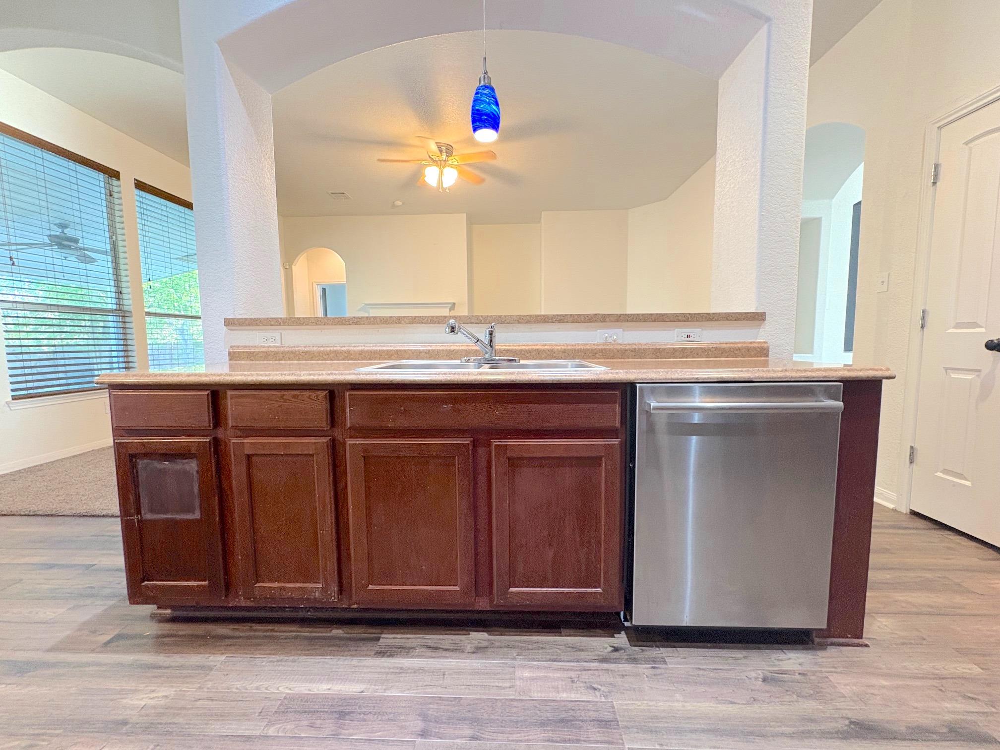 313 S 6th St St, Kenedy, TX 78119