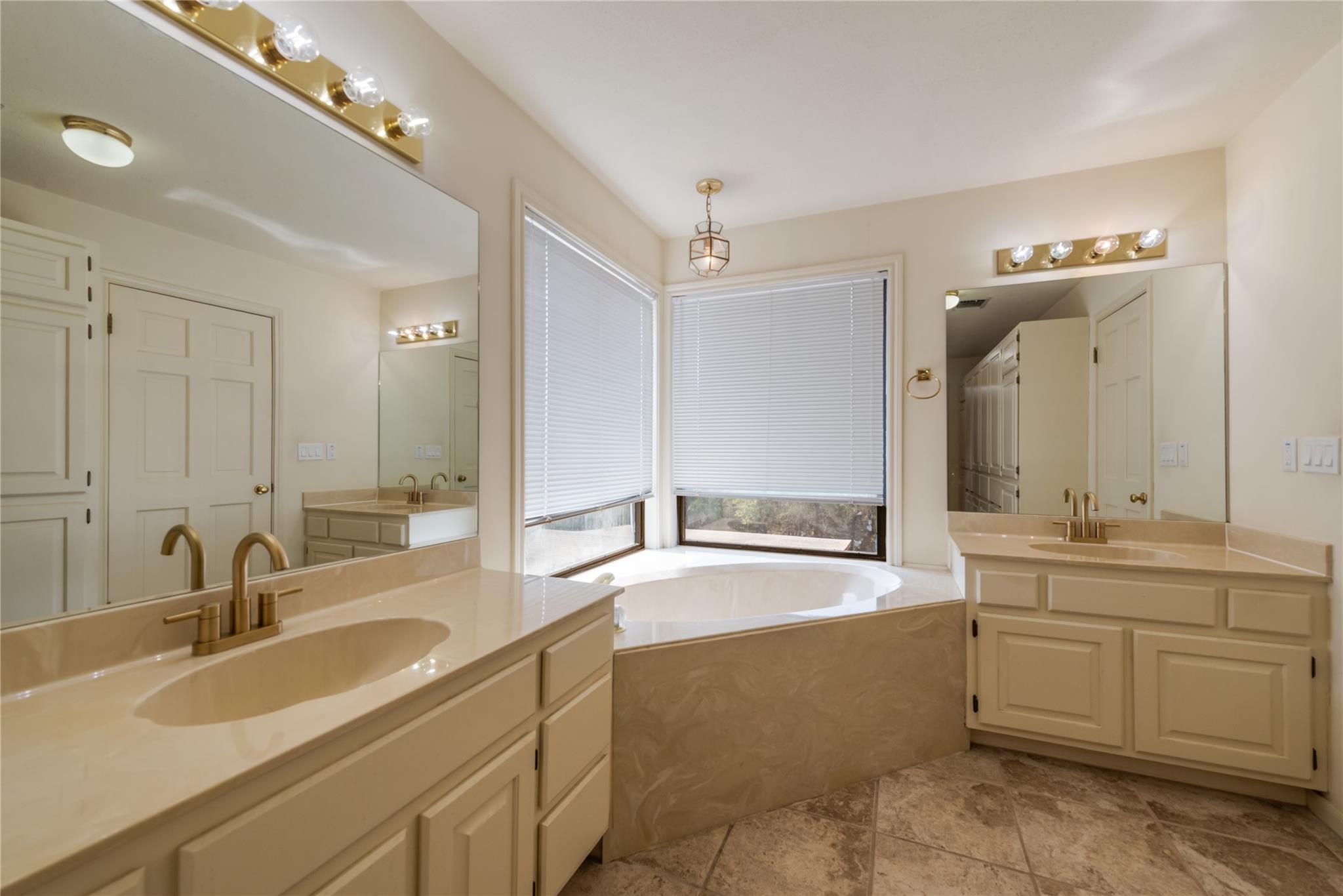 4948 Travis Oaks Dr, Marble Falls, TX 78654