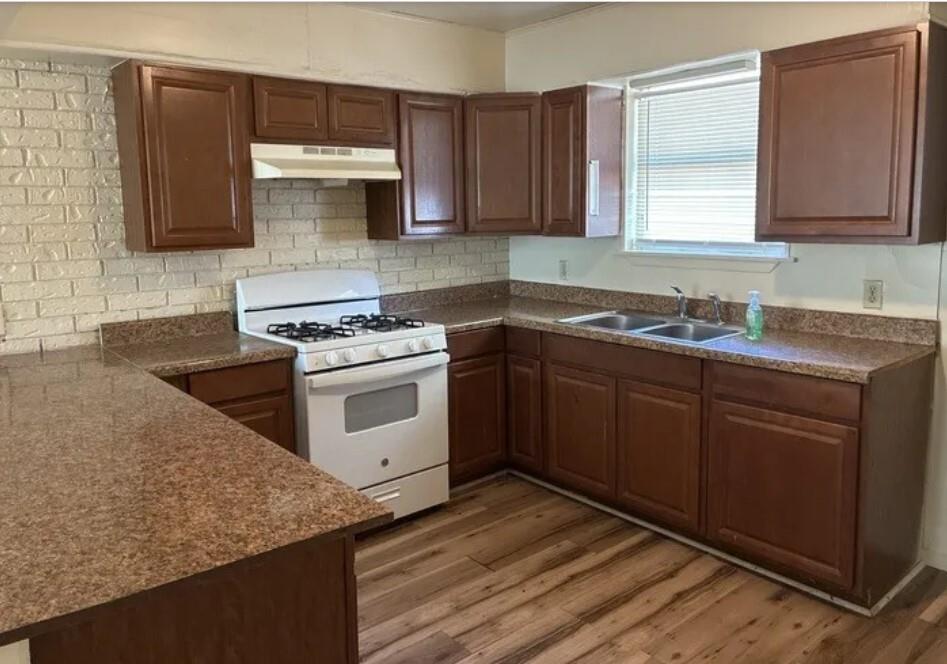 606 W 4th St, Taylor, TX 76574