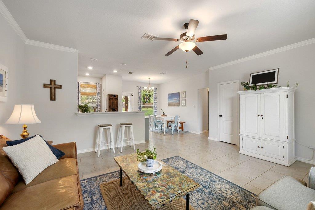 103 Leaning Oak Cir, Johnson City, TX 78636