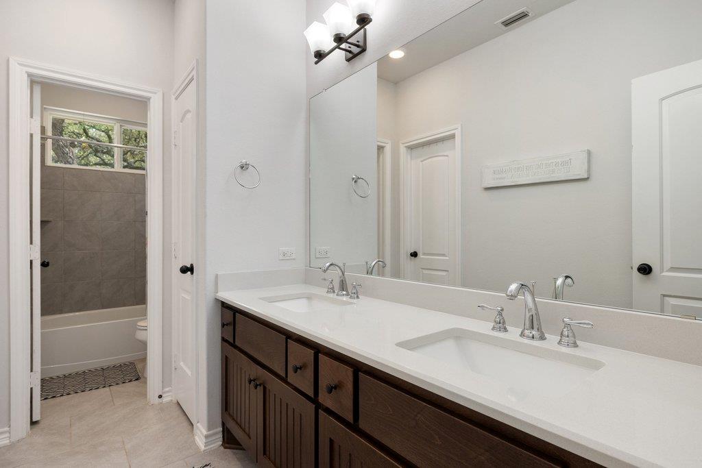 103 Leaning Oak Cir, Johnson City, TX 78636