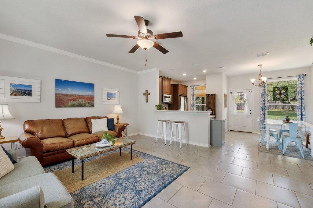 103 Leaning Oak Cir, Johnson City, TX 78636