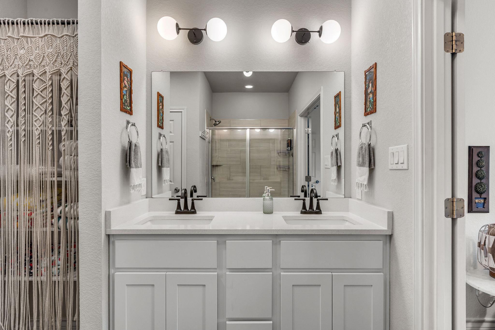 707 Eves Necklace Dr, Buda, TX 78610