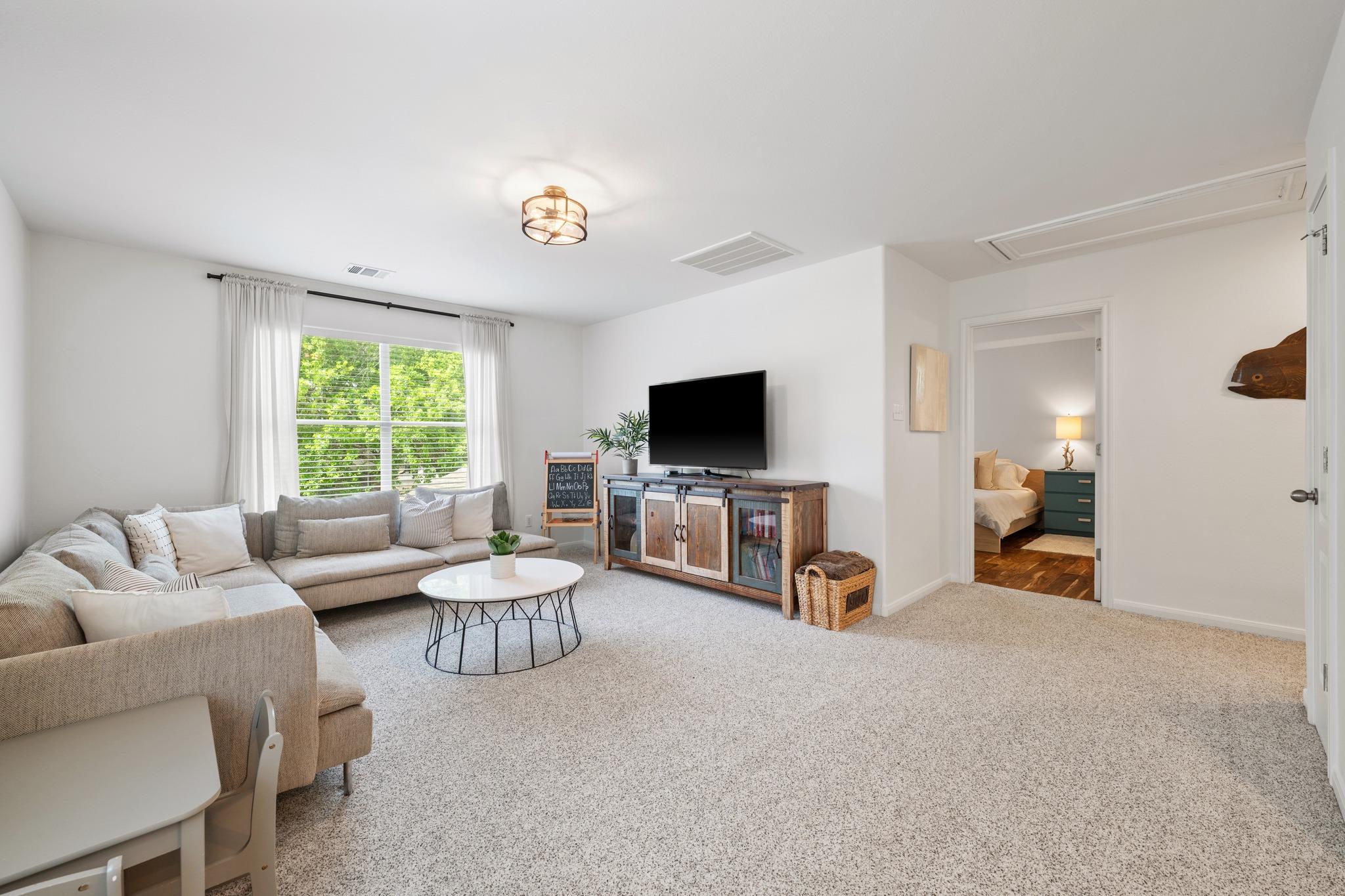 2121 Amur Dr, Austin, TX 78745