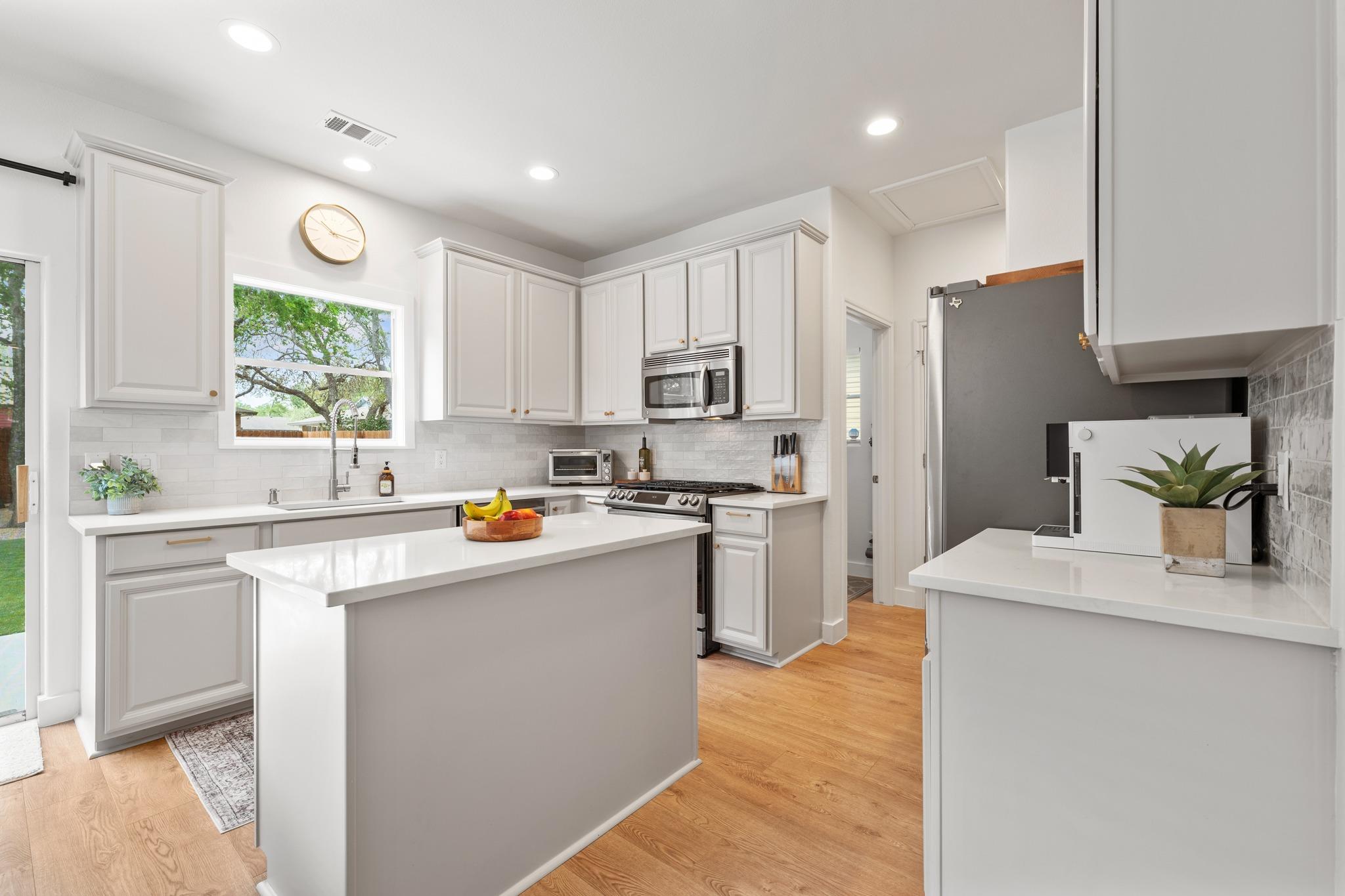 2121 Amur Dr, Austin, TX 78745