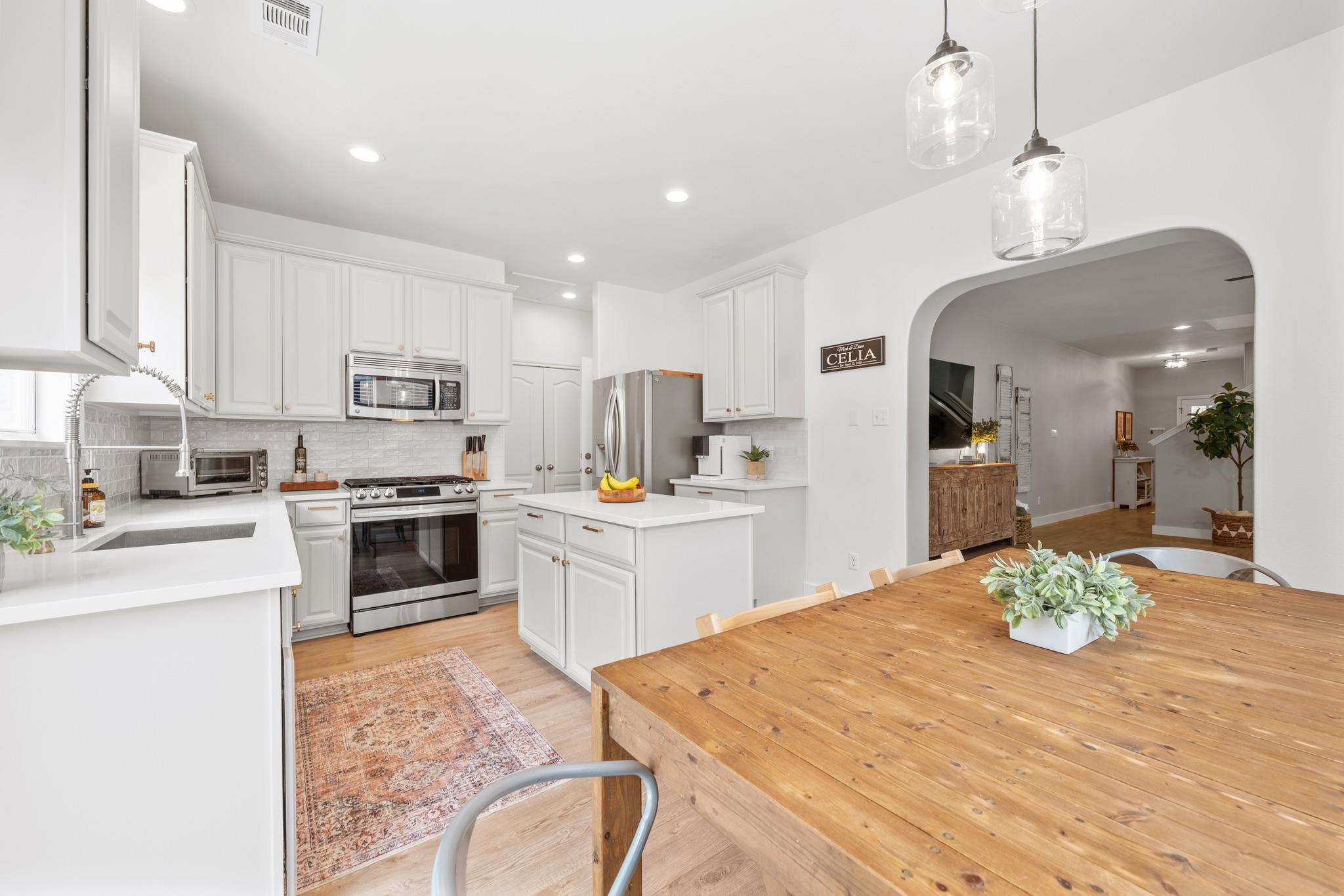 2121 Amur Dr, Austin, TX 78745