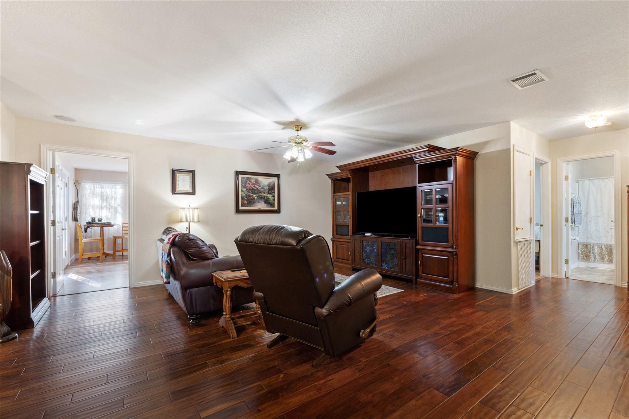 399 Upper Elgin River Rd, Elgin, TX 78621