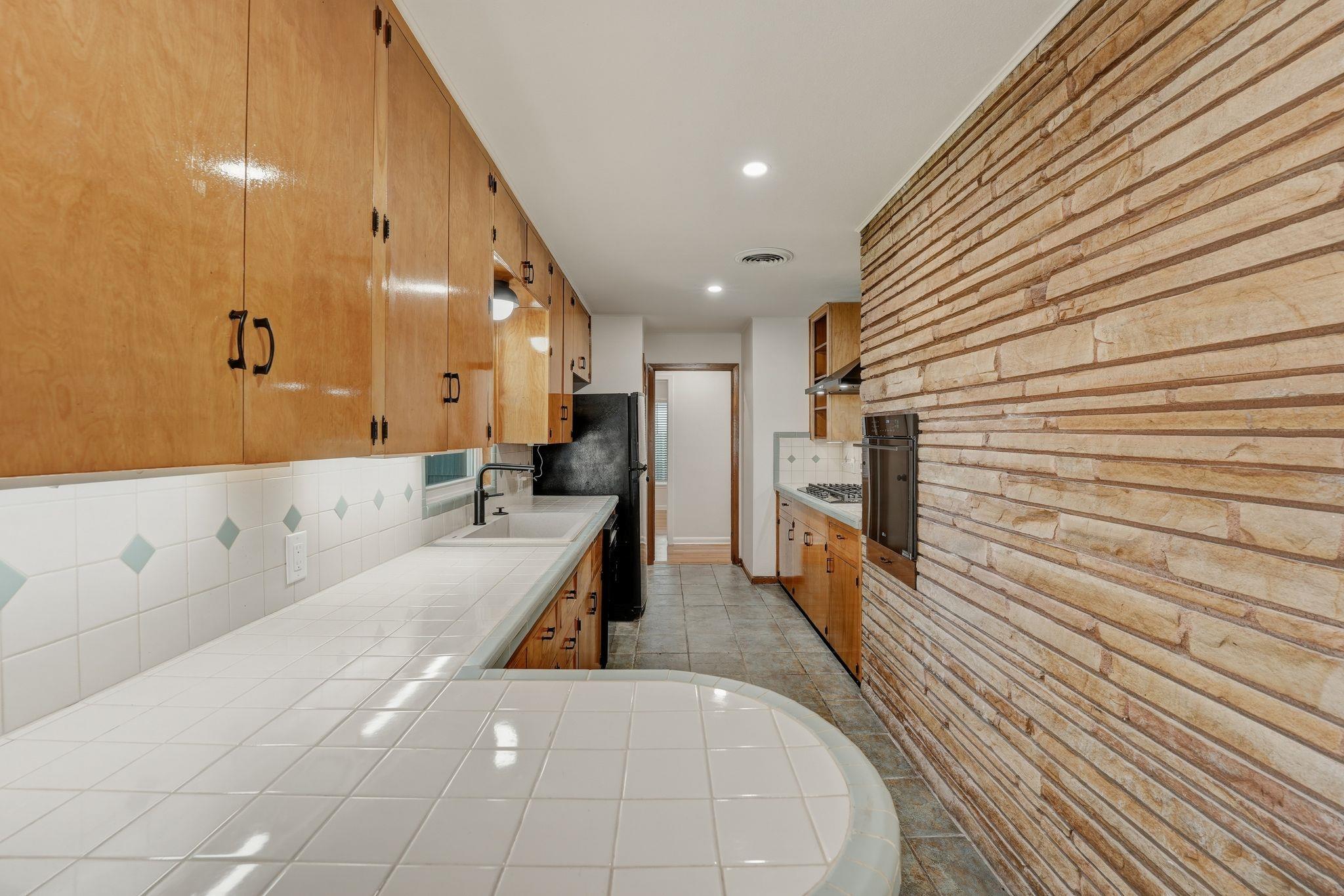 502 Sunrise Cir, Austin, TX 78704