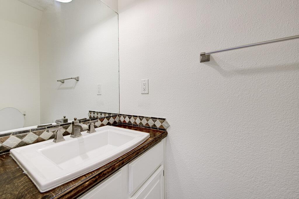 208 Oak Ridge Dr, Pflugerville, TX 78660