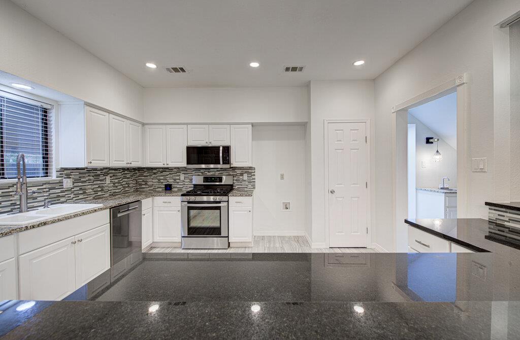 208 Oak Ridge Dr, Pflugerville, TX 78660