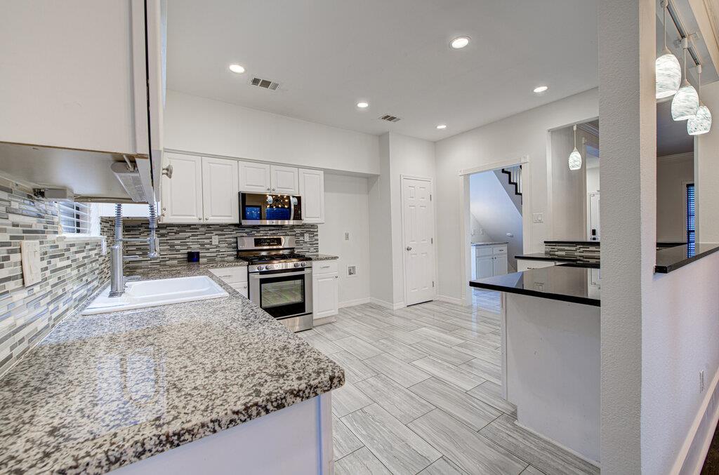 208 Oak Ridge Dr, Pflugerville, TX 78660