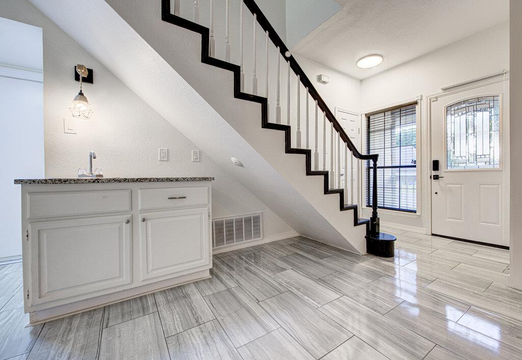 208 Oak Ridge Dr, Pflugerville, TX 78660