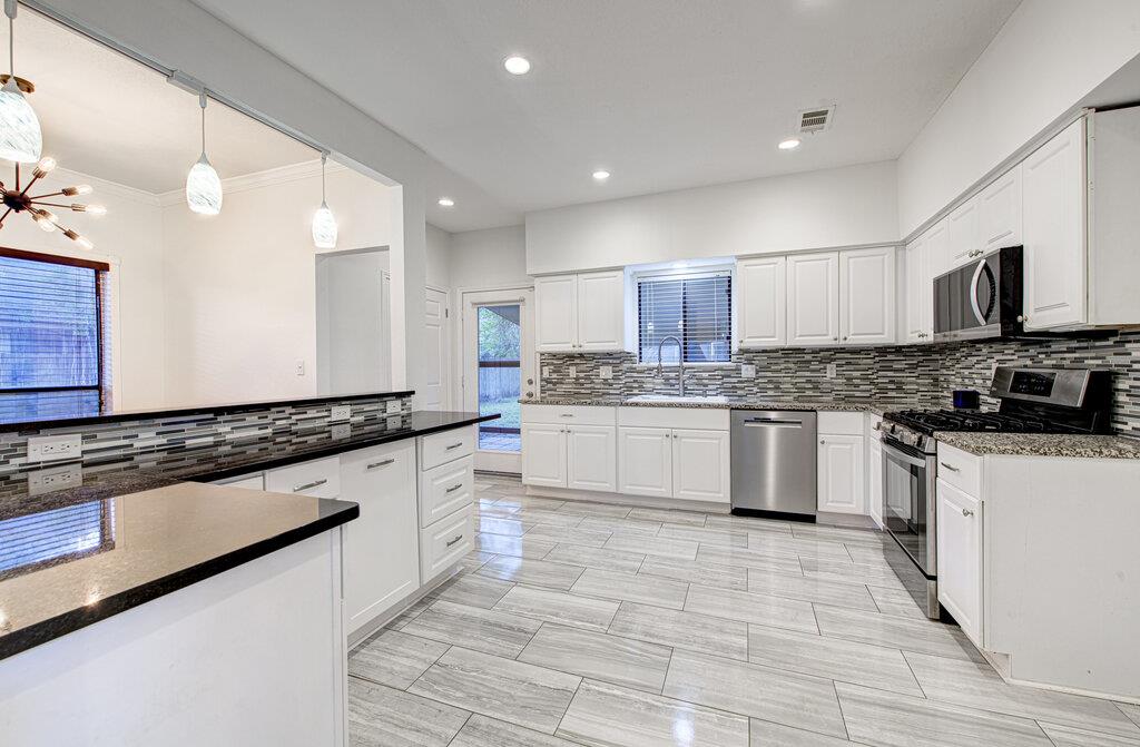 208 Oak Ridge Dr, Pflugerville, TX 78660