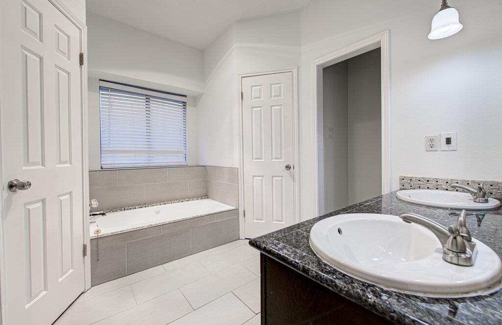 208 Oak Ridge Dr, Pflugerville, TX 78660