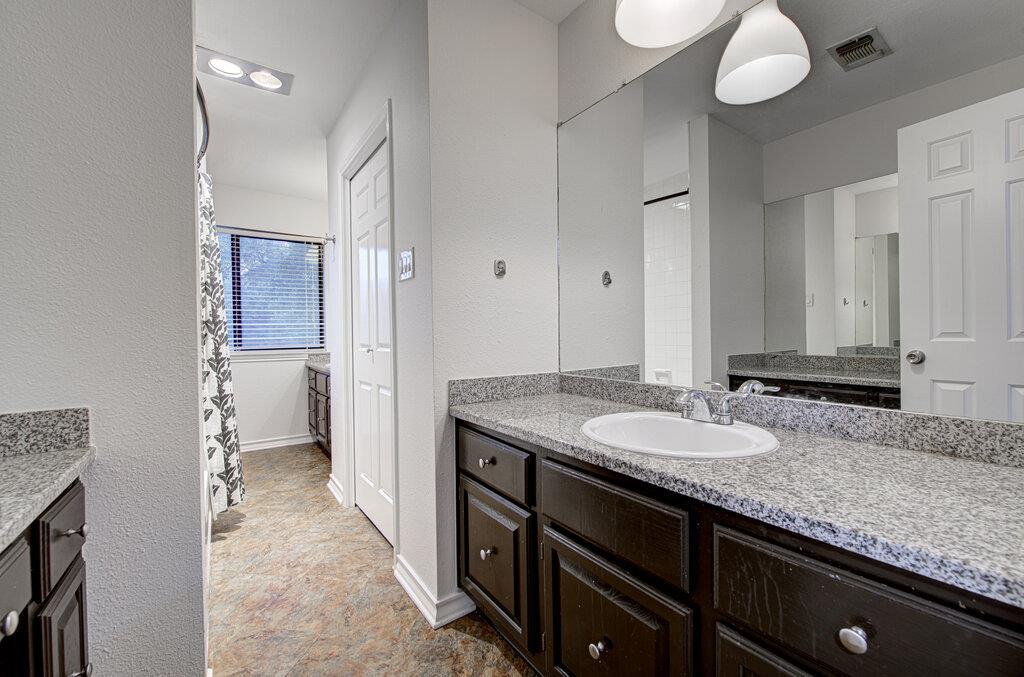 208 Oak Ridge Dr, Pflugerville, TX 78660