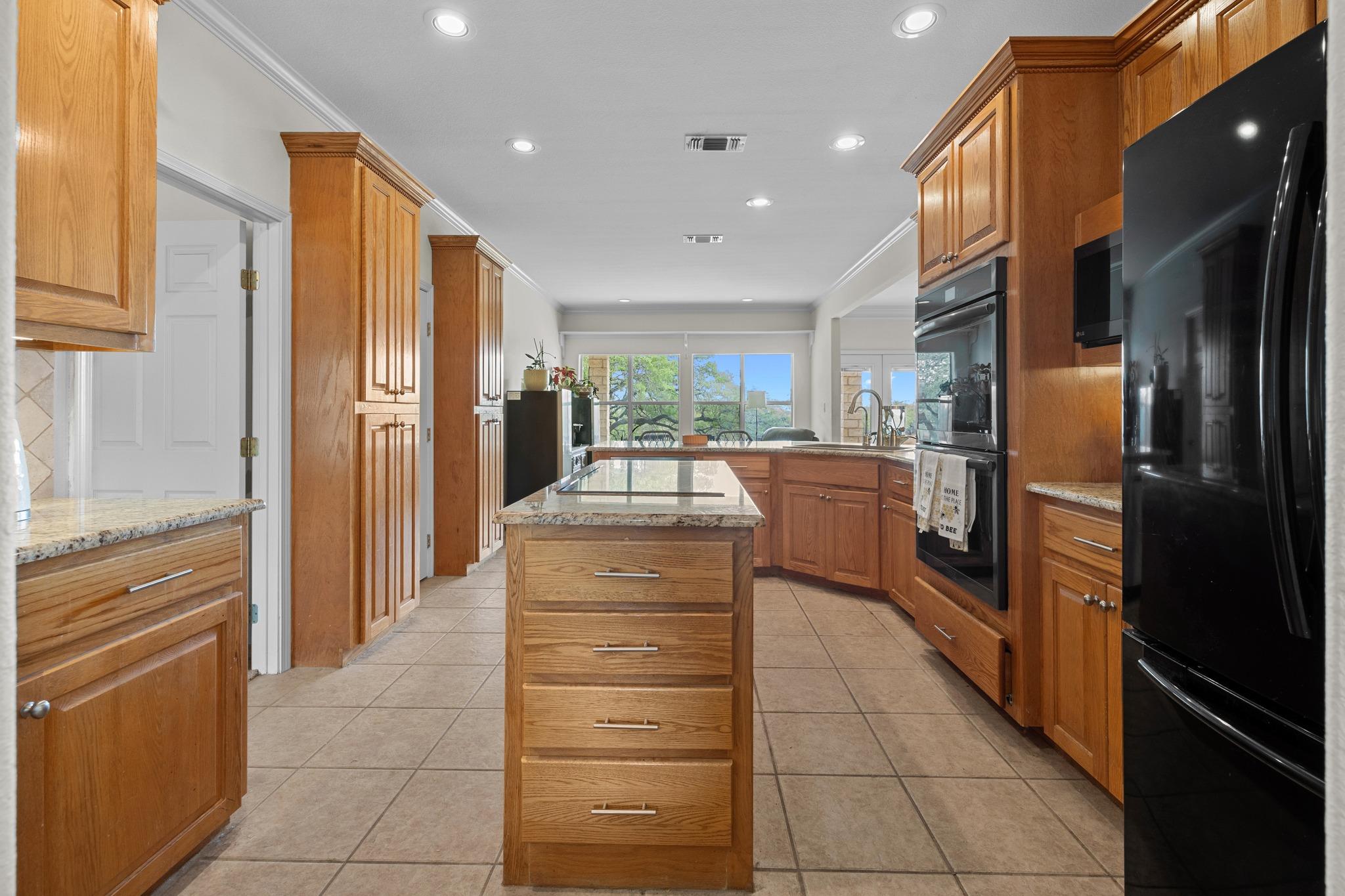 301 Hall Ln, Spicewood, TX 78669