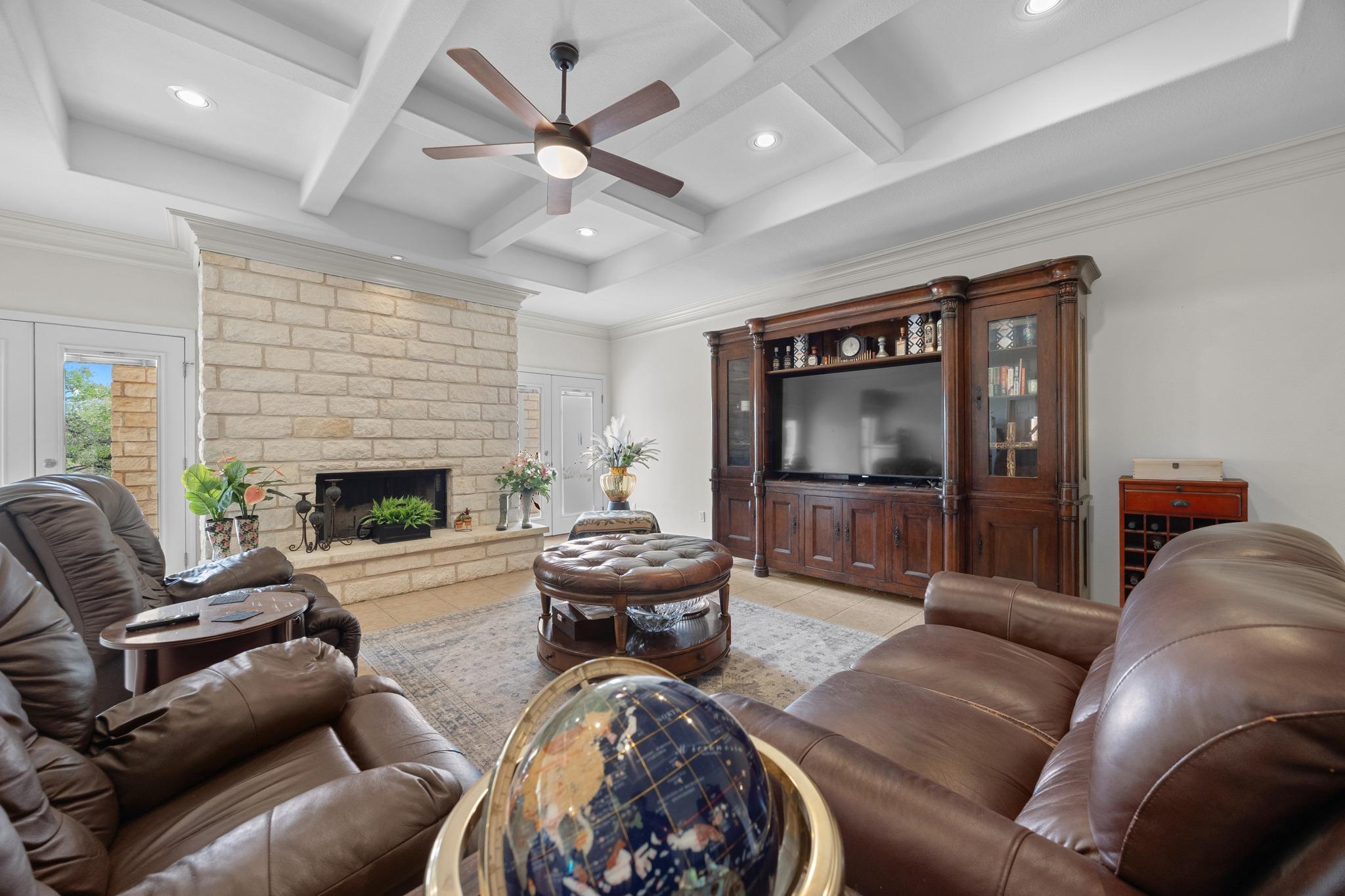 301 Hall Ln, Spicewood, TX 78669