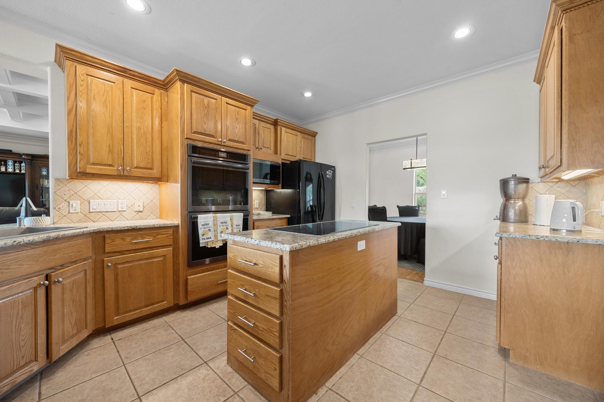 301 Hall Ln, Spicewood, TX 78669