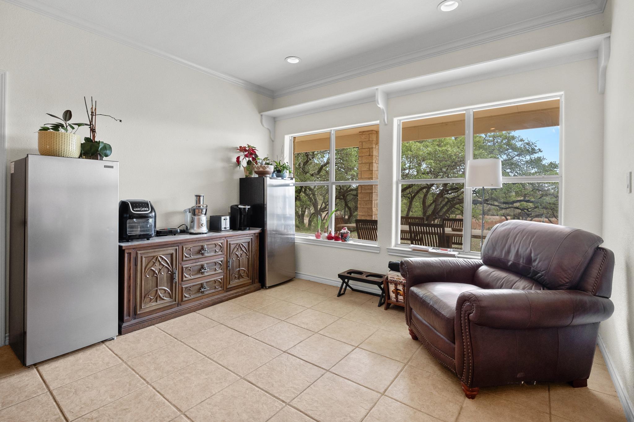 301 Hall Ln, Spicewood, TX 78669