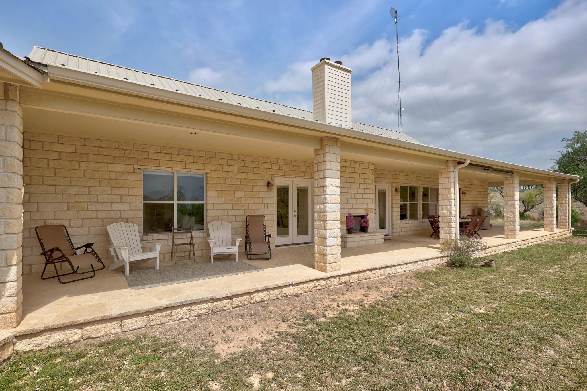 301 Hall Ln, Spicewood, TX 78669