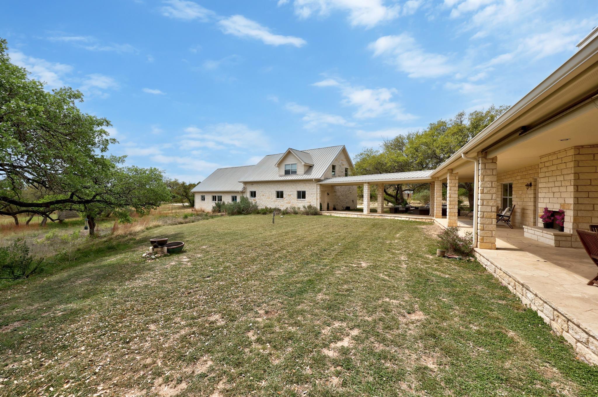 301 Hall Ln, Spicewood, TX 78669