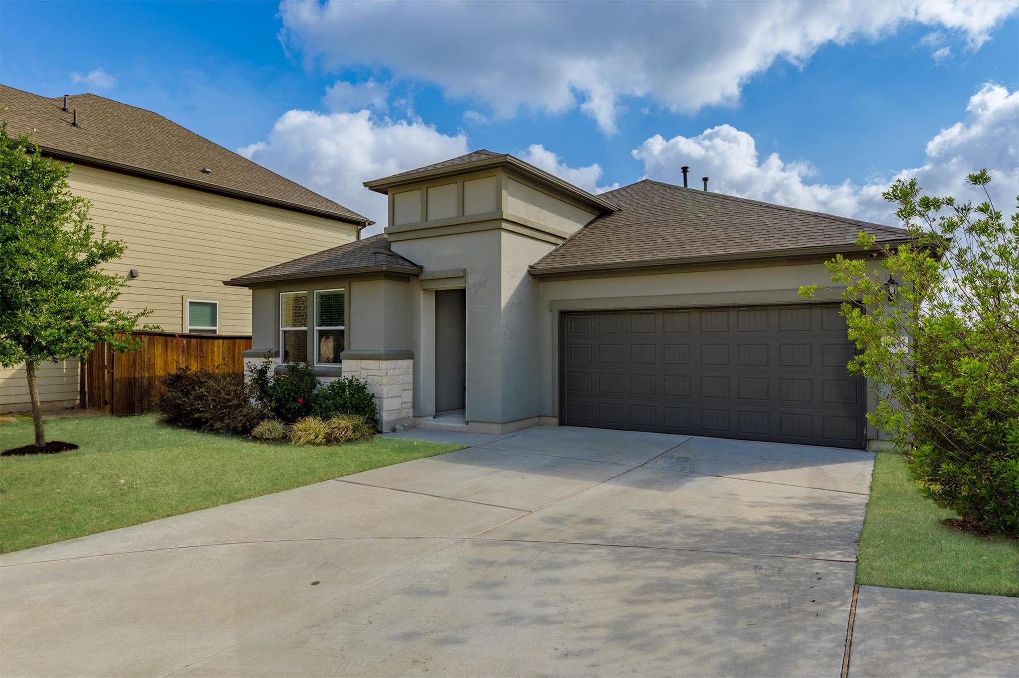 1000 Moose Rd, Hutto, TX 78634